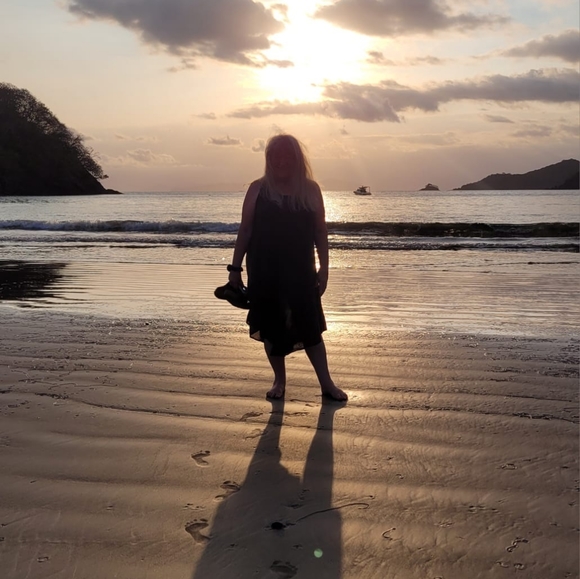 Meet your Posher, Liz - Picture 2 of 2